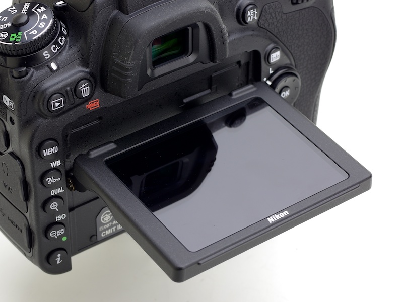 90度に開いたときは、ファインダーアイカップより少し手前に引き出せる