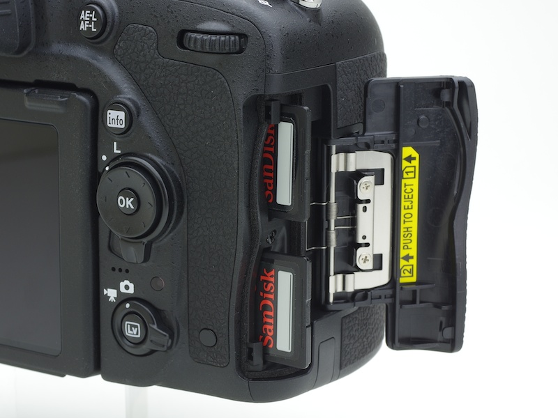 SDダブルスロットを装備