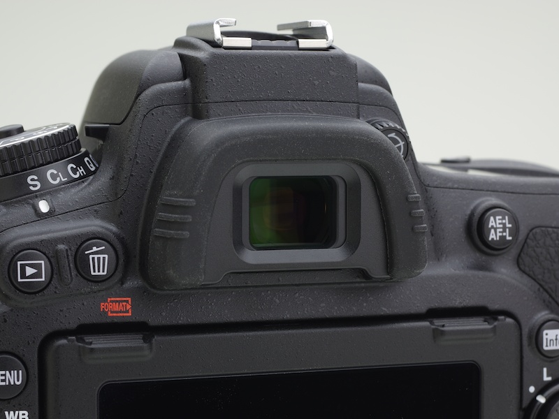 ファインダーアイピースはいわゆる角窓