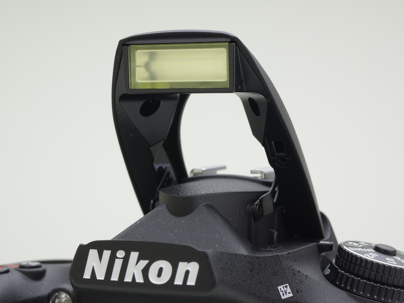 内蔵ストロボ。ニコンクリエイティブライティングシステムのコマンダー機能を搭載