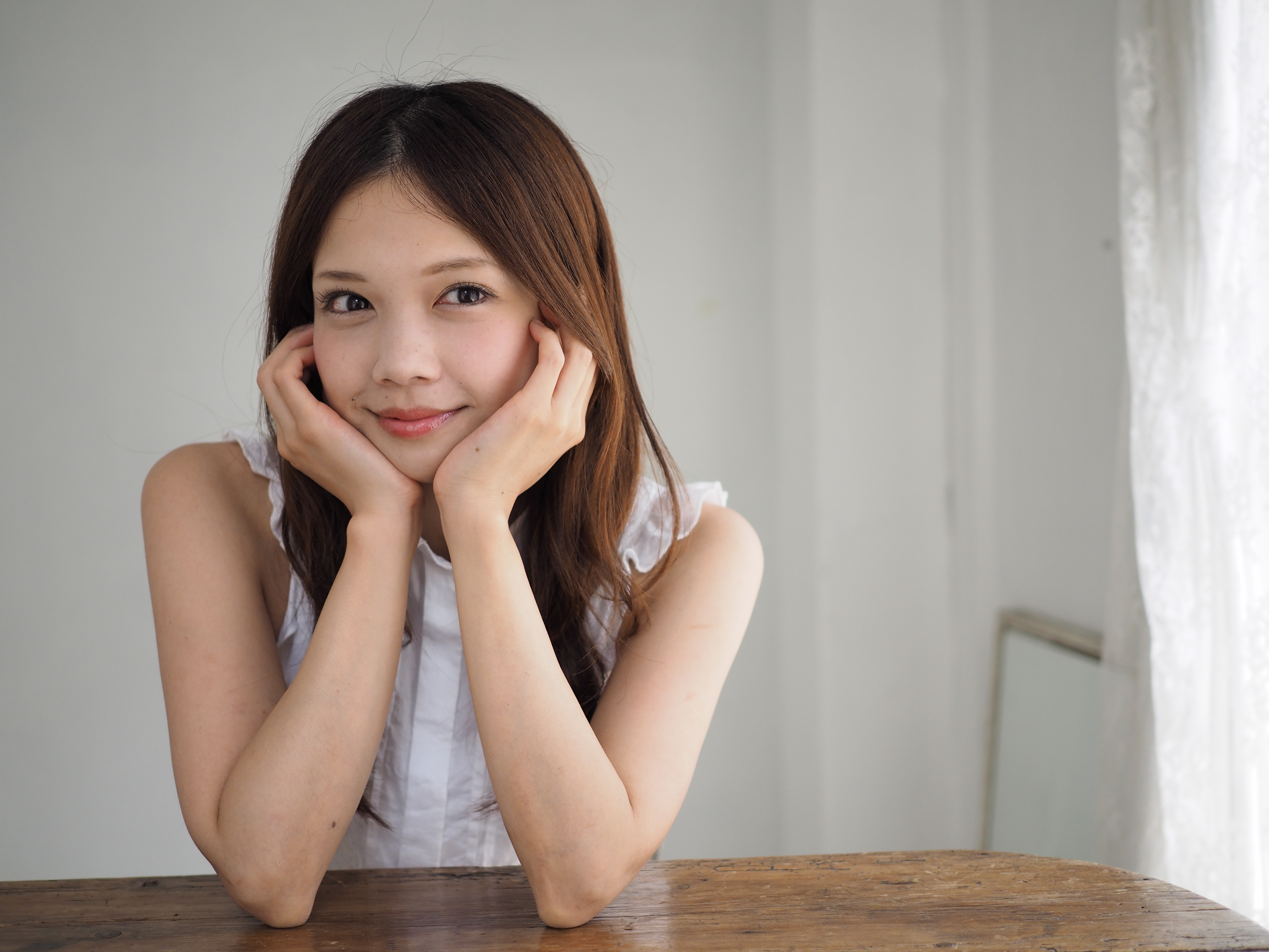 全体がフラットになりがちなモノトーンの条件だけれど、肌の再現性がよいこと、コントラストの高さに救われた感がある。意外にこういうなんでもない条件でレンズの実力が出るものだ。E-M1・マニュアル露出・ISO400・F1.8・1/800秒・WB:オート