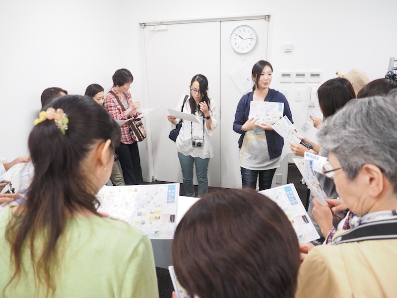 それぞれのチームに分かれて、講師から回るコースの説明やスナップ撮影のポイントを学びました。