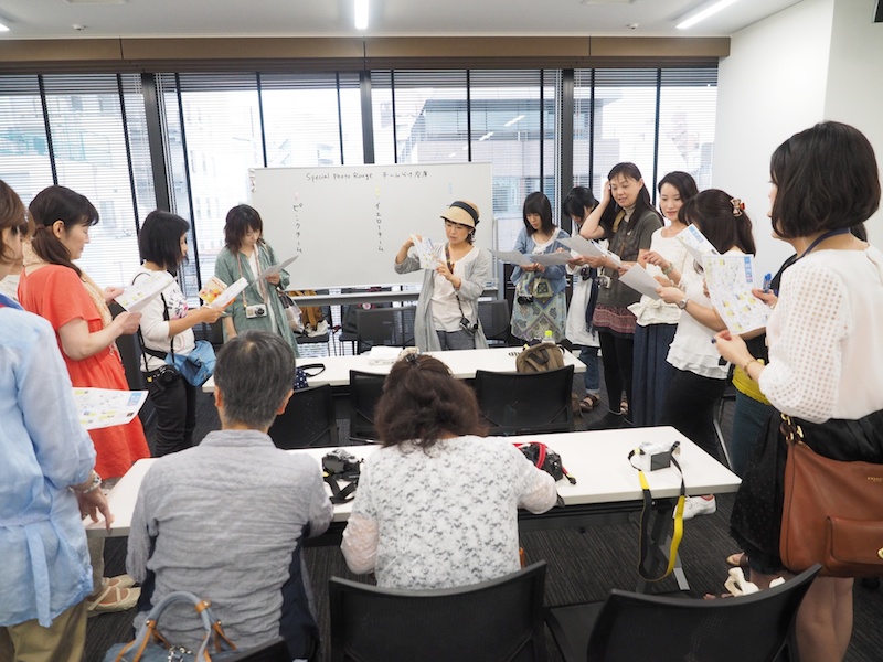 それぞれのチームに分かれて、講師から回るコースの説明やスナップ撮影のポイントを学びました。