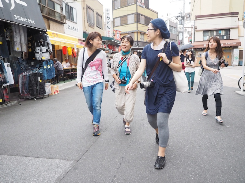 田川先生が率いるピンクチームは、浅草橋から都営浅草線を使って浅草橋へ。浅草駅から浅草花やしきを目指しました。