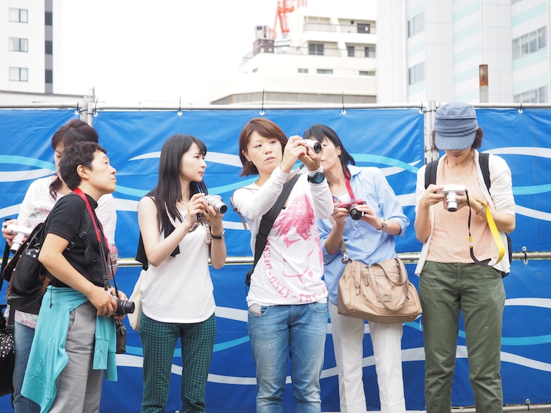 浅草花やしき前に到着しました。フォトジェニックなBeeタワーを撮りました。構図の切り取り方や、マニュアルフォーカスを使ってわざとピントを外してボケを作る方法を教えてもらいました。