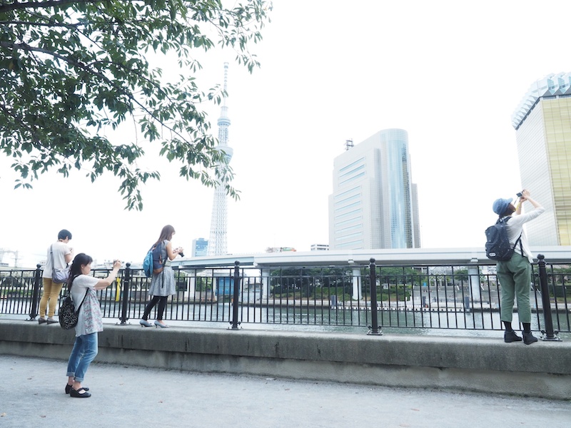 東京スカイツリーや隅田川の景色を楽しむことができる隅田川テラス。天気は雨は降りませんでしたが、あいにくの曇り空。曇りの日のやわらかい光を活かして、どう撮るか。みなさん試行錯誤しながら撮影しました。