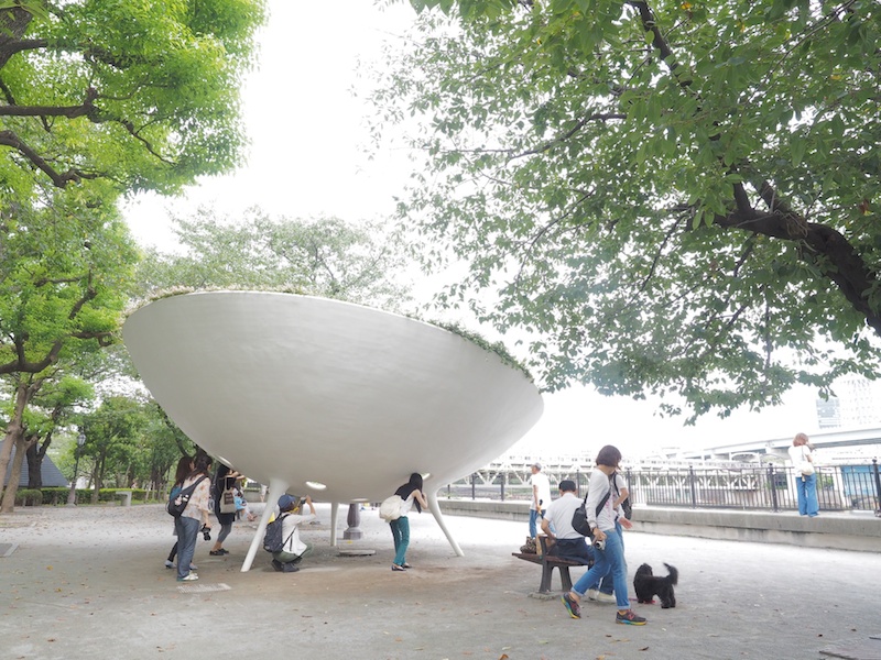 隅田川沿いには、東京藝術大学・台東区・墨田区の三者共催による、観光の誘発を目指したアート環境プロジェクト作品を見ることができます。お椀型の「グリーンプラネット」の穴の中を覗くと、緑の植物、空や東京スカイツリーなどの不思議な世界が広がっていまいました。