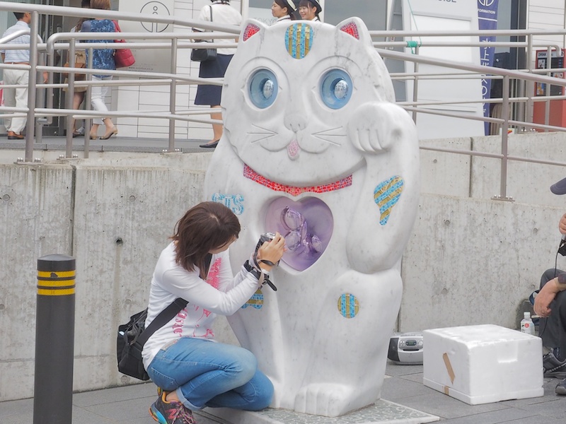 吾妻橋西詰に設置してあるアート環境プロジェクト作品の「そらちゃん」。両目と胸のハートに、色ガラスの凹レンズがはめ込まれており、覗くと万華鏡を覗いたときのように見えるので、みなさん夢中で面白く歪んだ世界を撮っていました。