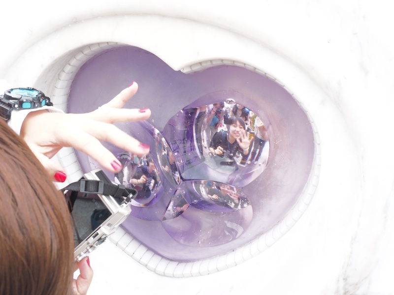 吾妻橋西詰に設置してあるアート環境プロジェクト作品の「そらちゃん」。両目と胸のハートに、色ガラスの凹レンズがはめ込まれており、覗くと万華鏡を覗いたときのように見えるので、みなさん夢中で面白く歪んだ世界を撮っていました。