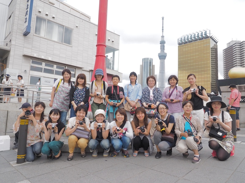 吾妻橋西詰で東京スカイツリーをバックに、ピンクチームで記念撮影♪