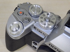 写真で見るOLYMPUS OM-D E-M1シルバー & 40-150mm F2.8 PRO - デジカメ