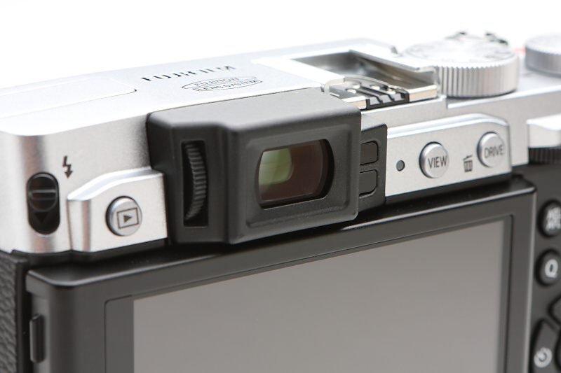 EVFには、視度調整機構およびアイセンサーのいずれも搭載されている。ファインダーは眼鏡をしていても見やすい