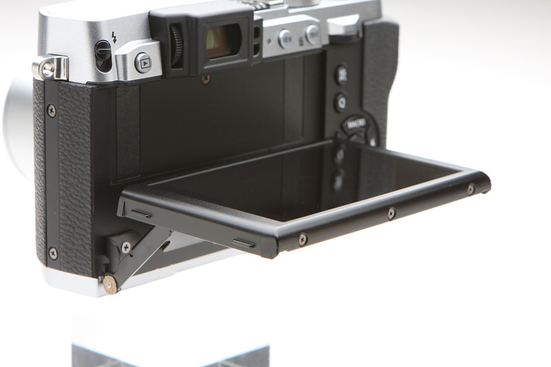 新たにチルト式となった液晶モニター。上方向に90度、下方向に45度可動する