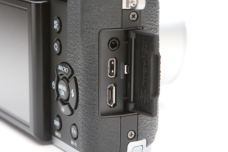 インターフェースは上からマイク/リモートレリーズ端子、USB2.0端子、マイクロHDMI端子