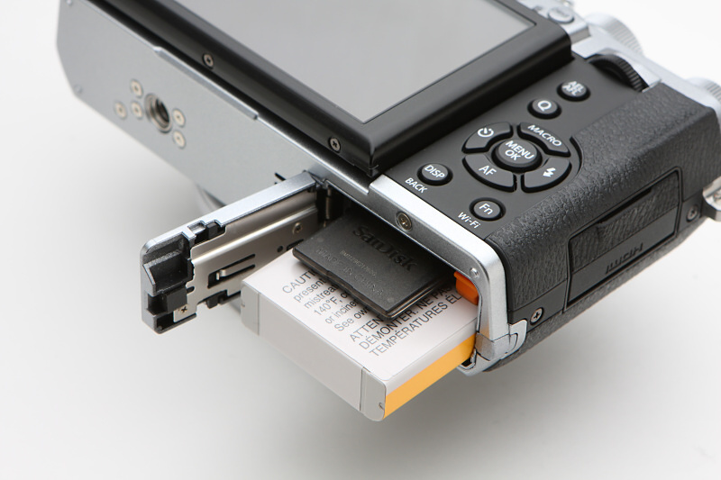 バッテリーは大容量のNP-95を採用。撮影可能枚数は470枚（CIPA準拠）とする。仕様メディアはSDXC/SDHC/SD（UHS-I対応）の各メモリーカードだが、そのほかに55MBの内蔵メモリーを搭載している