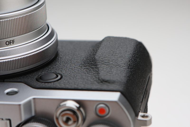 大きく変わったグリップの形状。X30のデザインテイストを考えると、こちらのほうが似合っているように思える