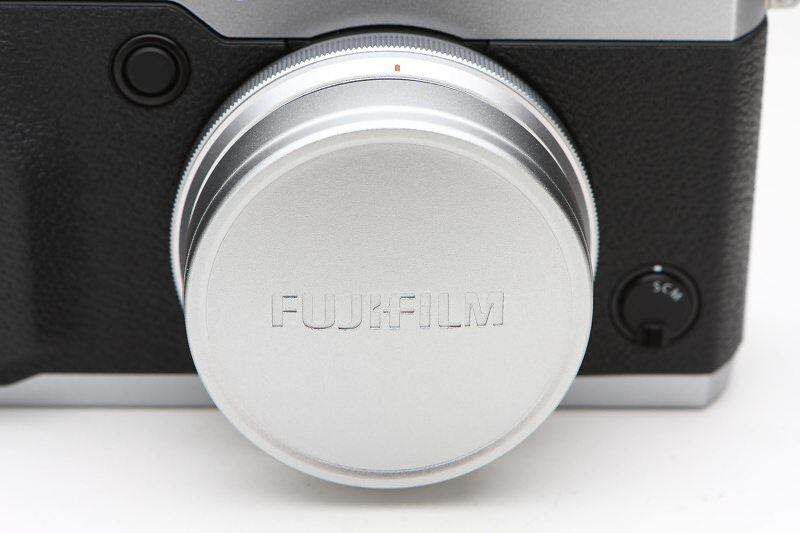 先代同様、つくりのよい金属製のかぶせ式レンズキャップが付属する