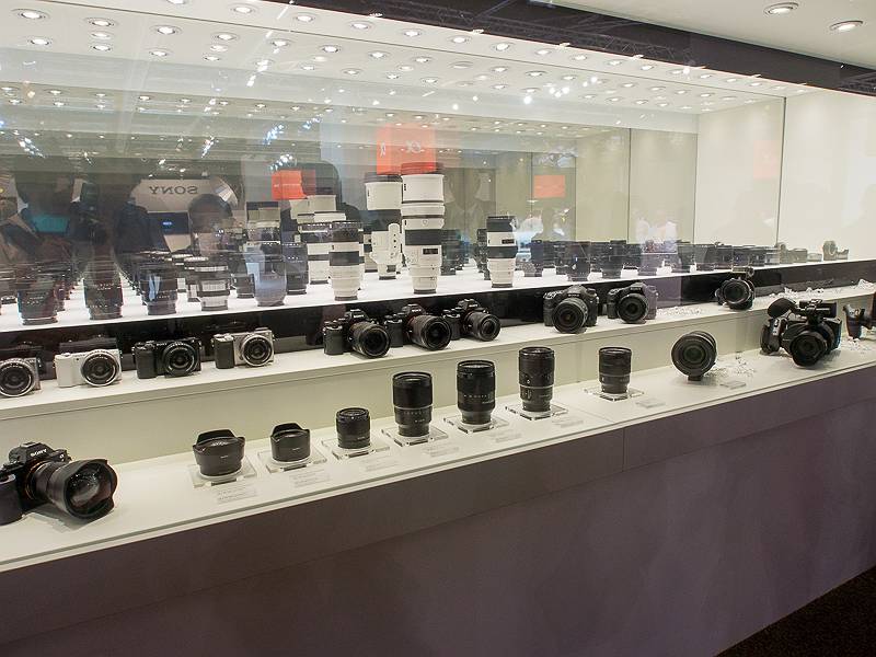 カメラやレンズ群を集めたコーナー