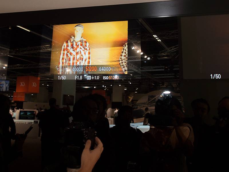 α7Sの高感度の紹介。暗所の被写体がISO感度を上げると明るく写っていく様子が確認できる。ISO51200まであげると昼間のような明るさ