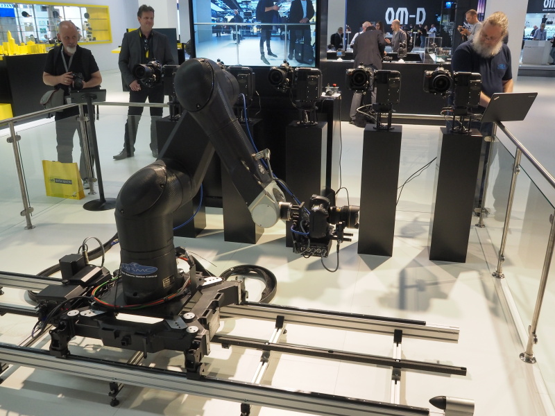 ロボット操作でカメラを動かすデモを行なっていた