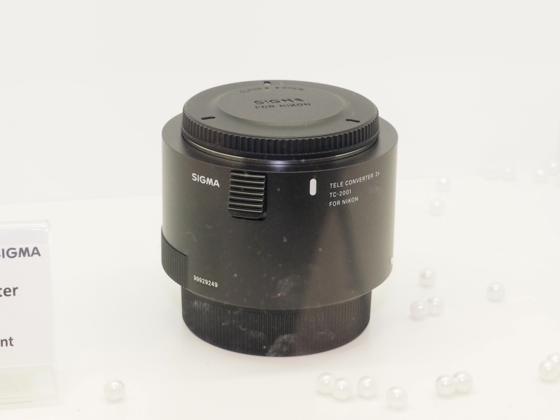 新しいテレコンバーター。左が1.4倍、右が2倍