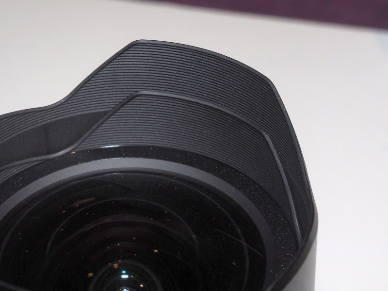 前玉が出てくる位置（右）では、フードが二重になることで保護性を高めている