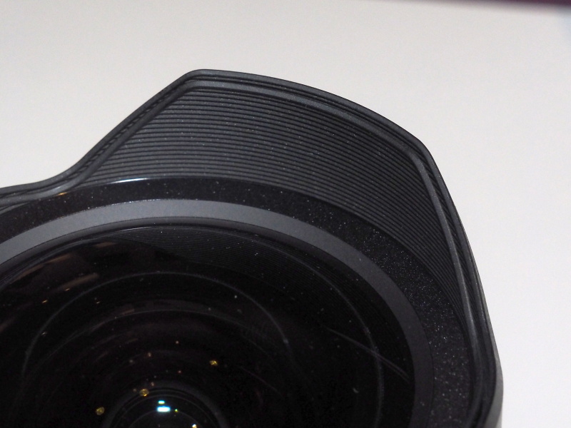 前玉が出てくる位置（右）では、フードが二重になることで保護性を高めている