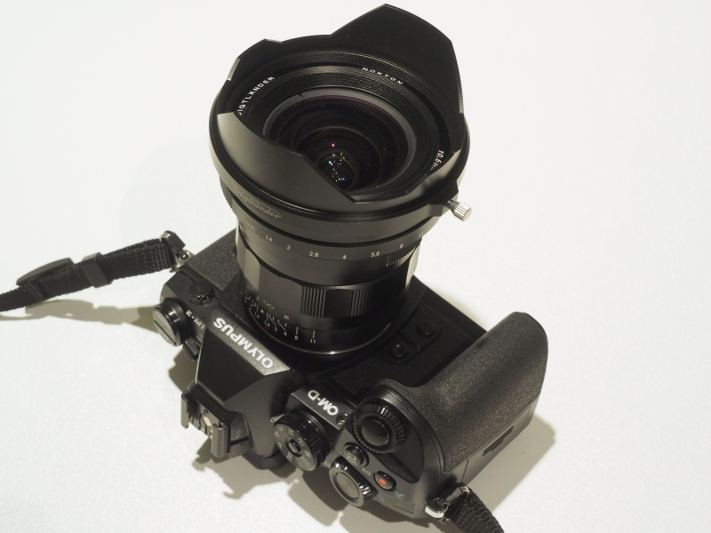 NOKTON 10.5mm F0.95。オリンパスE-M1に装着