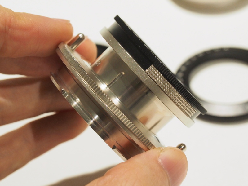 レンズ先端部をひねって沈胴するタイプ