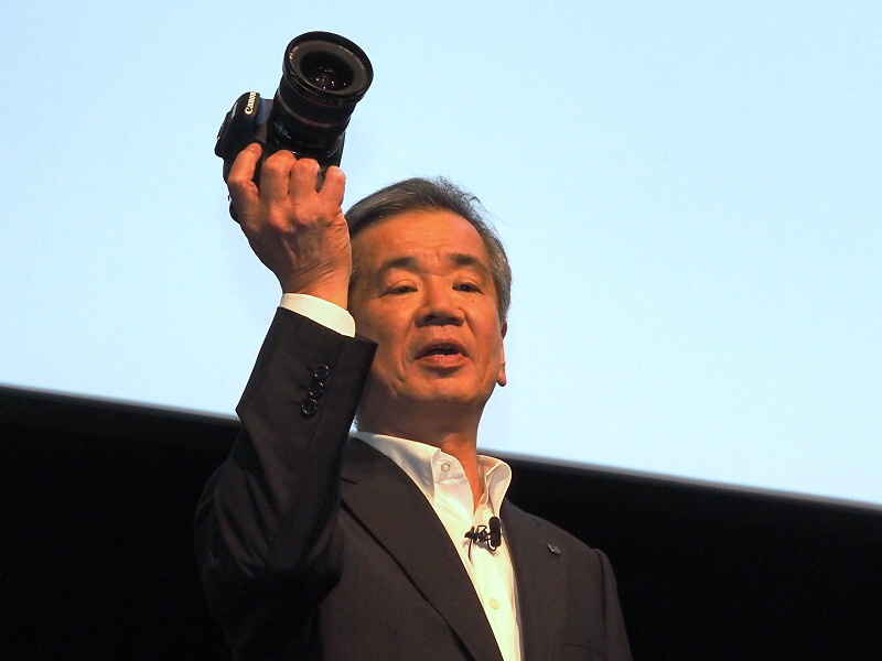 フォトキナ2014でEOS 7D Mark IIを発表するキヤノン イメージコミュニケーション事業本部長の眞榮田雅也専務