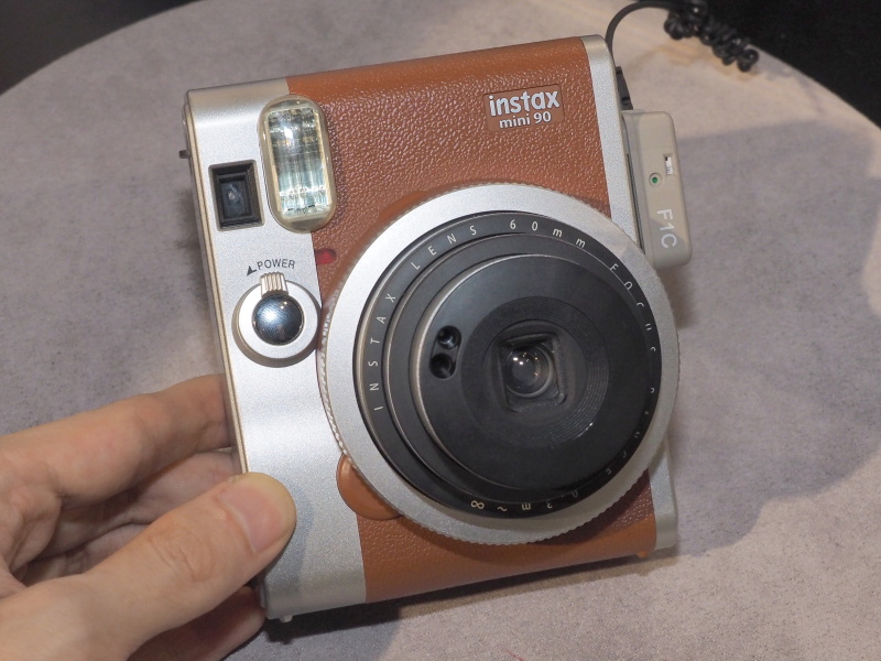 instax mini 90の新色ブラウン