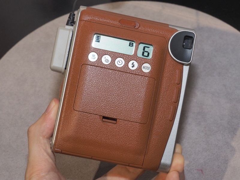 instax mini 90の新色ブラウン