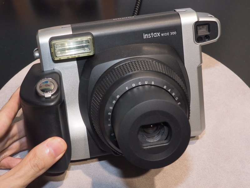 instax WIDE 300。ワイド用フィルムを用いる