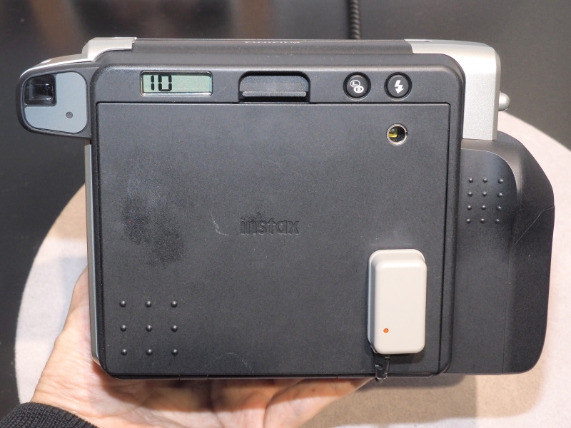 instax WIDE 300。ワイド用フィルムを用いる