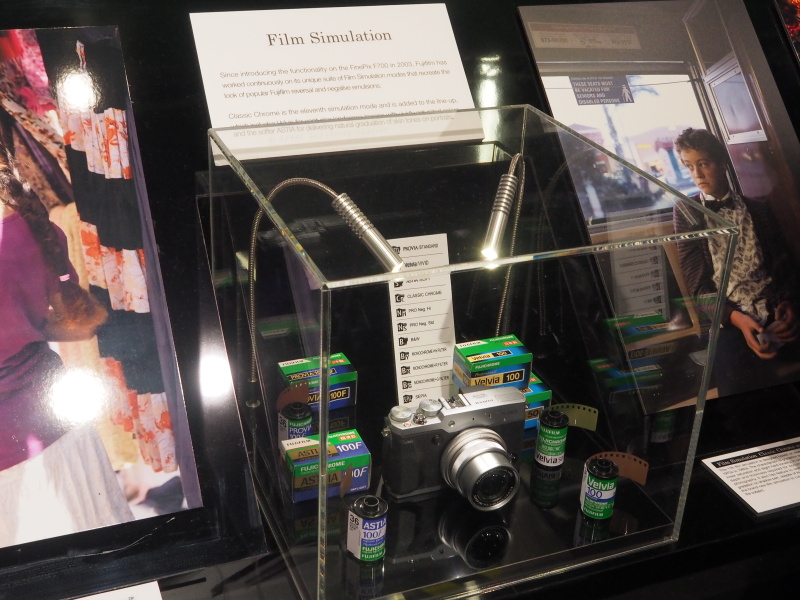 作例も示しつつフィルムシミュレーションをアピールしていた