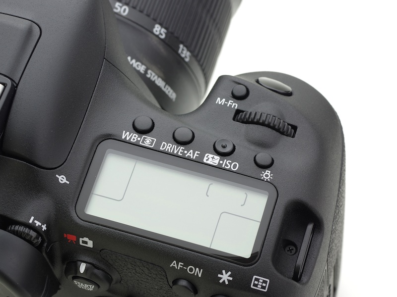 右手側の操作部。ボタン配置はEOS 7Dなどと共通