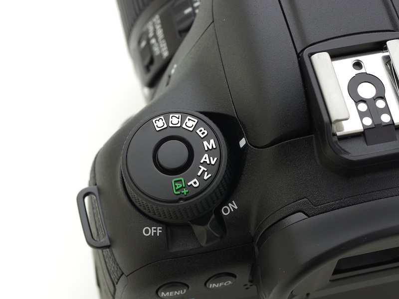 モードダイヤルにはロックボタンがついた。電源スイッチはEOS 7Dと同じ形式