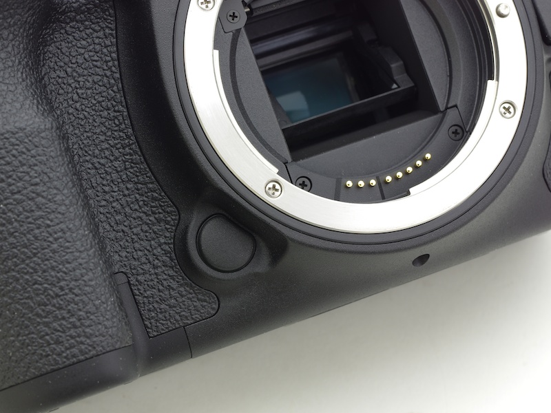 EOS 7Dから位置が変わった絞り込みボタン。ユーザーが機能を割り当てられる