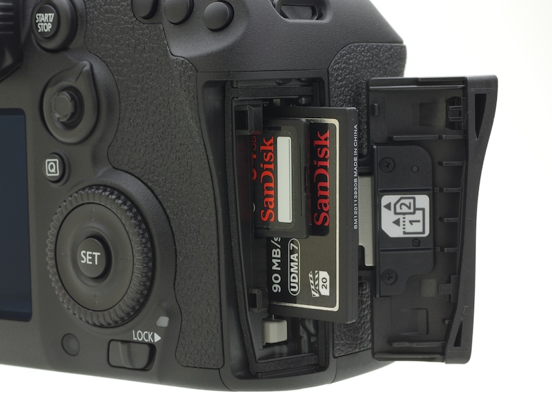 カードスロットはCFとSDのダブル。EOS 7DはCFのシングルスロットだった