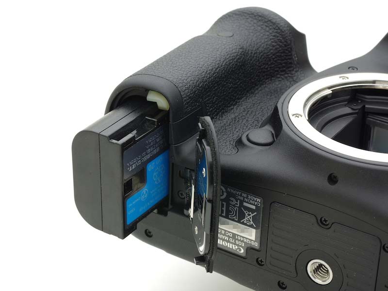 バッテリーも進化。LP-E6より容量アップのLP-E6Nが付属する。LP-E6も使用可能