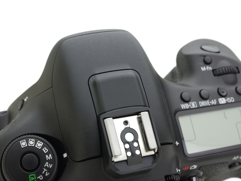 新装備のひとつがGPS機能。ペンタ部頂上にアンテナが設置されている。Wi-Fi機能は非搭載