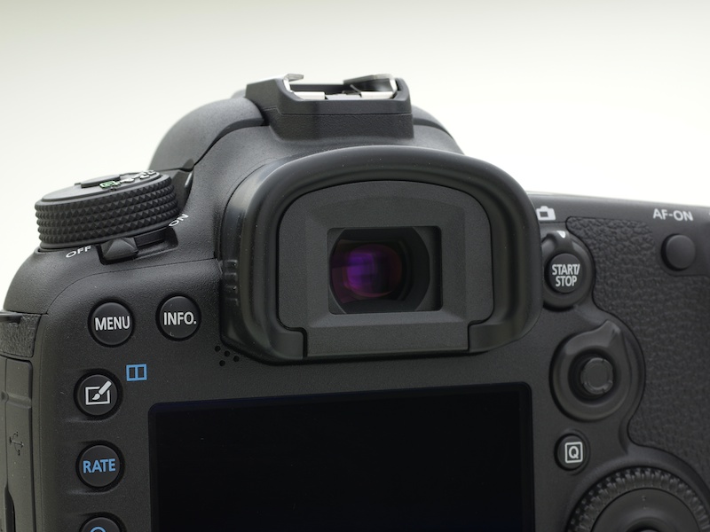 視野率約100％、倍率1倍（等倍）の光学ファインダーを装備