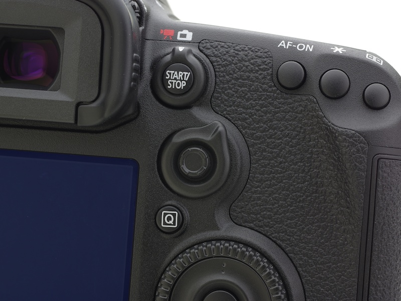 これもEOS初の新機能。マルチコントローラーと同軸に「測距エリア選択レバー」がついた。倒すたびに測距エリア選択モードが変化する