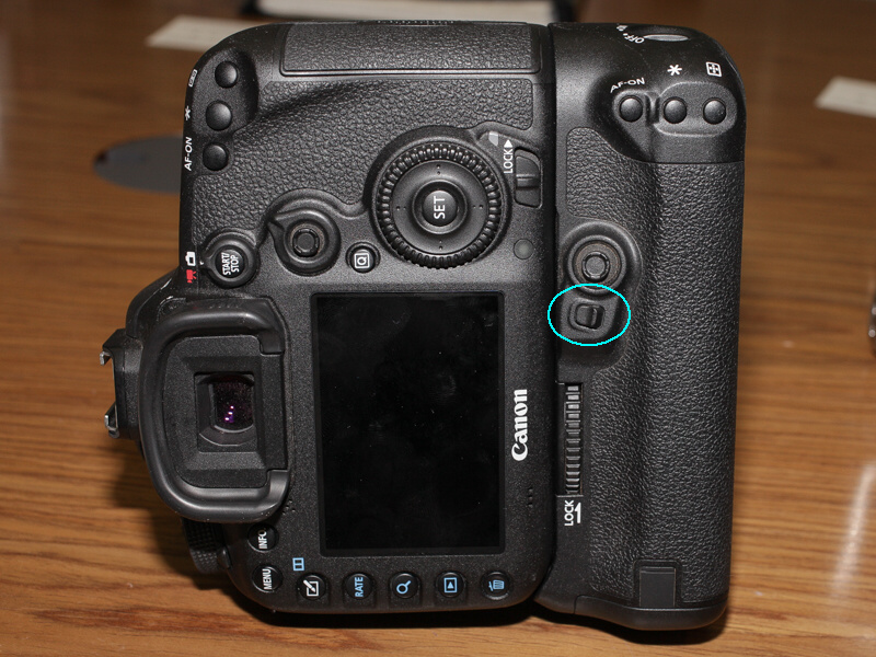 縦位置グリップも同レバーを備える