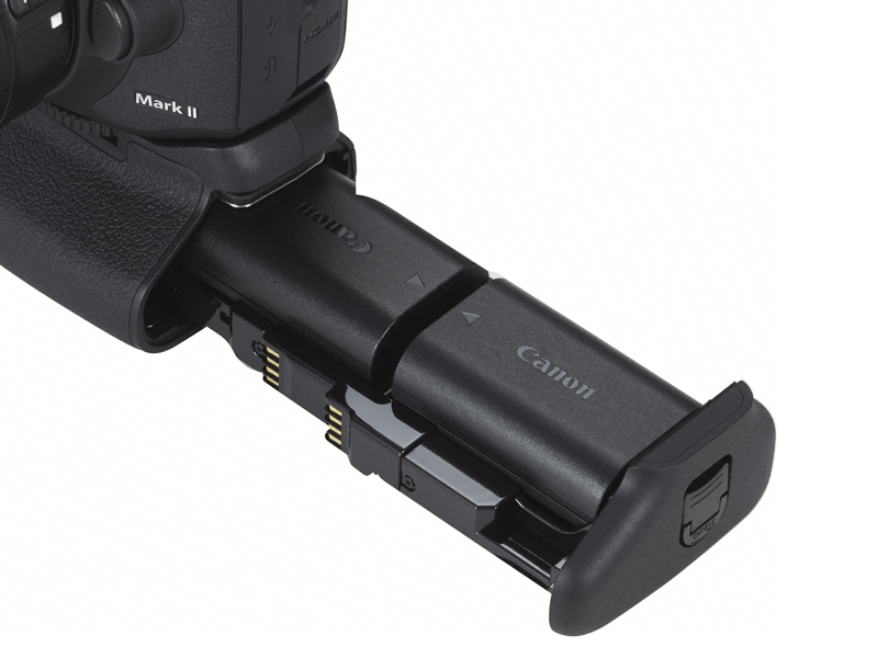 バッテリーグリップのバッテリーは、側面から入るタイプになった