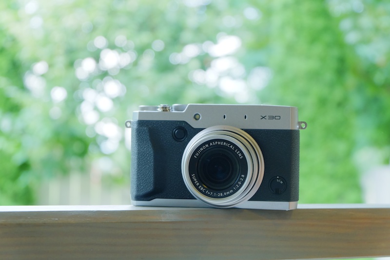 FUJIFILM X30の発売日は9月20日。店頭予想価格は税別6万5,000円前後の見込みで、カラーはブラックとシルバーの2色が用意されています。