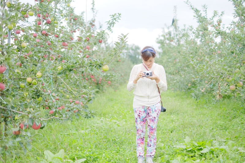 X30を持って安曇野の撮影に出かけた写真家の山本まりこさん。リンゴ畑を撮影しました。このときの写真は9月20日から東京ミッドタウン メルセデス meにて開催される写真展で見ることができます。