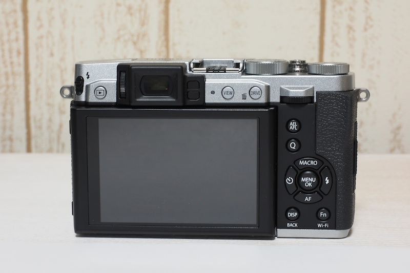 X20の光学ファインダーから0.39型約236万ドット（視野率： 約100％）のEVFに変更しました。液晶モニターは、約46万ドット2.8型から約92万ドット3型と、大きくきれいになりチルト式が採用されました。