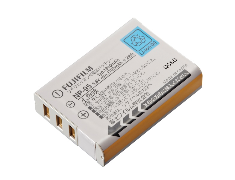 新たに採用された大容量バッテリー。新バッテリーと低消費電力設計により、1回の充電で従来比約1.7倍の470枚が可能になりました。カメラ本体をモバイルバッテリーなどにつないで充電できます。