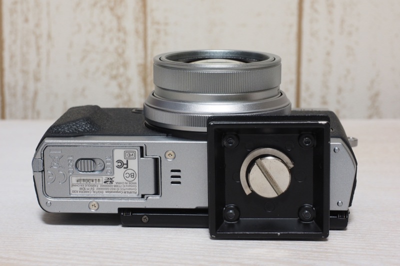 三脚ネジは左下にあります。三脚に付けたままでもバッテリーやメディア交換ができるのも、うれしいポイントです。